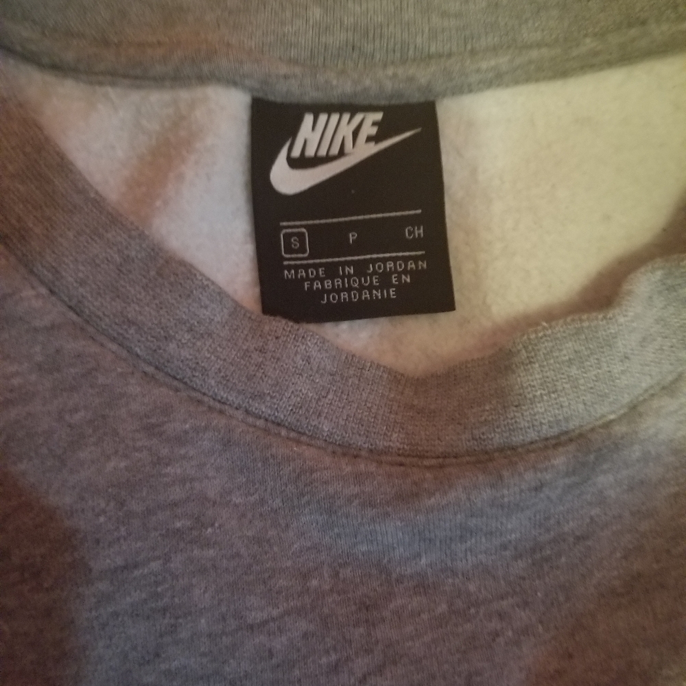 Small mens Nike sweater(recommended for women/girl